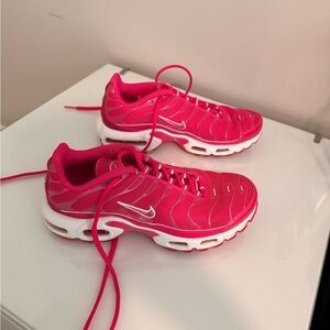 Nike Air Max plus hot pink